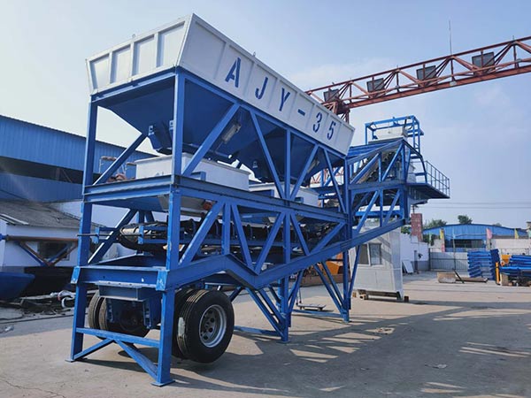 Mobile concrete mixing plant