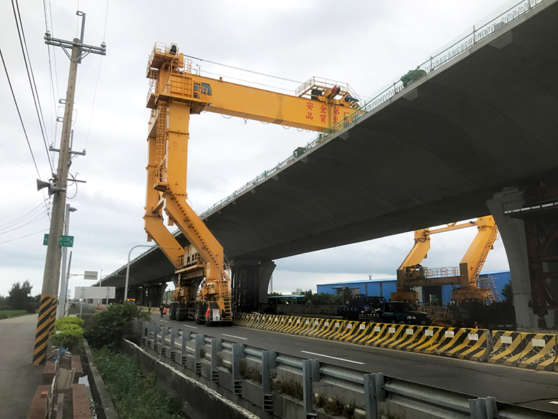 Straddle Crane in Bridge Construction